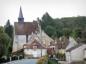 Angles-sur-l'Anglin - Cappella della Santa Croce, gli alberi, lampione e le case del villaggio