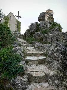 Angles-sur-l'Anglin - Treppe führend zum Bildstock und zu der Kapelle Saint-Pierre