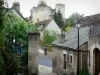 Angles-sur-l'Anglin - Ruinas de la planta del castillo (fortaleza medieval), y las casas en el pueblo