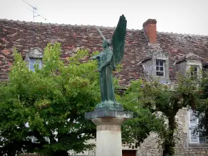 Angles-sur-l'Anglin - Statue des Kriegerdenkmals, Bäume und Häuser des Dorfes