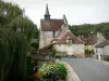 Angles-sur-l'Anglin - Capilla de la Santa Cruz, decorada con flores del puente que atraviesa el río Anglin, sauce llorón (árbol), el suelo y casas en la aldea