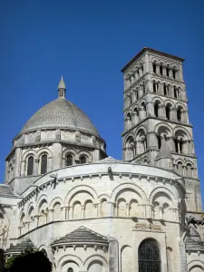 Angoulême - Basílica de San Pedro: la torre de noche (campanario campanario) y la cúpula