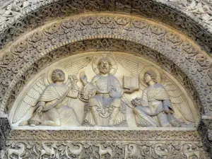 Angoulême - Saint-Pierre cathedral: detail of the facade