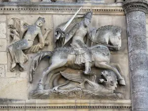 Angoulême - Basílica de San Pedro: Detalle de la fachada