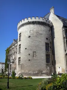 Angoulême - Rathaus: runder Turm des ehemaligen mittelalterlichen Schlosses und blühender Garten