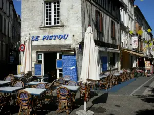 Angoulême - Terrazas de los restaurantes y casas de la ciudad alta