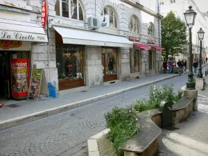 Angoulême - Tiendas de la calle, farolas y casas de la ciudad alta