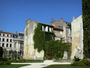 Angoulême - Jardín de flores del ayuntamiento y las casas de la ciudad alta