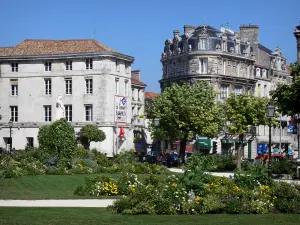 Angoulême - Jardín de flores (flores, césped) del Ayuntamiento, los árboles y los edificios de la ciudad alta