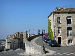Angoulême - Calles, alumbrado público y casas en la ciudad