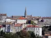 Angoulême - Campanario de la capilla franciscana de edad, casas y edificios en la ciudad