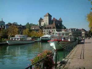 Annecy - Thiou canal with its jetty (port) and its speedboats, quai Napoleon III (quayside), rail decorated with flowers, museum-castle and houses of the old town