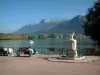 Annecy - Berge des jardins de l'Europe agrémentée de bancs avec vue sur le lac d'Annecy, les platanes (arbres) de l'avenue d'Albigny et les montagnes