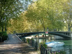 Annecy - Bank (bank), brug over het kanaal van de liefdes van Vasse, boot en platanen (bomen) in de herfst