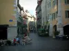 Annecy - Rue Sainte-Claire avec ses maisons à arcades et ses terrasses de cafés