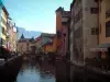 Annecy - Thiou canal, puente, terraplén, palacios Isla (antigua prisión) y las casas con fachadas de colores de la vieja ciudad