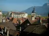 Annecy - Vue sur les toits des maisons de la ville et la montagne