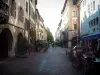 Annecy - Rue du Pâquier avec ses maisons à arcades et ses terrasses de cafés