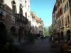 Annecy - Casas con soportales y cafés al aire libre en la Rue du Pâquier