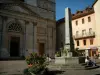 Annecy - Bloemen, fontein, Notre-Dame de Liesse en huizen in de oude stad