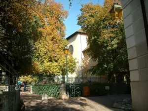 Annecy - Berge, lampada da terra, ponte e gli alberi con colori autunnali