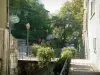 Annecy - Canal con sus bancos y pequeños puentes cubiertos de flores, farolas, árboles y casas