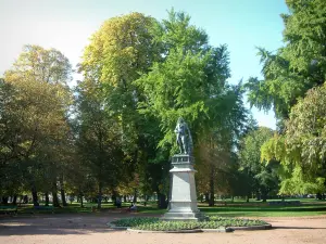 Annecy - Estatua, calzadas, jardines y árboles en los jardines de Europa