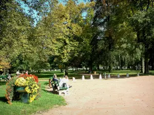 Annecy - Fiori, panchine, marciapiedi, prati e alberi nei giardini d'Europa