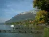 Meer van Annecy - Lake, promenade, boot, strand, bomen in herfstkleuren, huizen, bossen en bergen