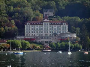 Annecy lake - Menthon luxury hotel, forest, lake and boats