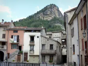 Annot - Sandstone of Annot (cliffs) overlooking the houses of the old town