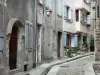 Annot - Altstadt: Häuser säumend die Strasse Grand-Rue
