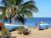 Ansa Dufour - Spiaggia di sabbia bianca, barche da pesca, panchine e palme, che si affaccia sul Mar dei Caraibi