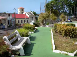 Anse-Bertrand - Plaza de la ciudad con vistas a la iglesia de Saint- Denis