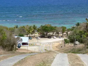 Anse Maurice beach - Sloping road leading to the beach of the Maurice cove