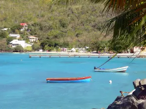 Les Anses-d'Arlet - Vista del muelle del pueblo y el mar color turquesa con barcos