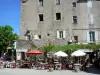 Antraigues-sur-Volane - Cafe Terrace e la facciata del vecchio castello