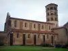 Anzy-le-Duc - Romanische Kirche Notre-Dame-de-l'Assomption mit ihrem achteckigen Kirchturm; im Brionnais