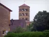 Anzy-le-Duc - Achteckiger Kirchturm der Kirche Notre-Dame-de-l'Assomption im romanischen Stil, Häuser des Dorfes und Bäume; im Brionnais