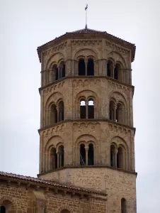 Anzy-le-Duc - Achthoekige klokkentoren van de kerk van Onze Lieve Vrouw van de Assumptie Romeinse stijl