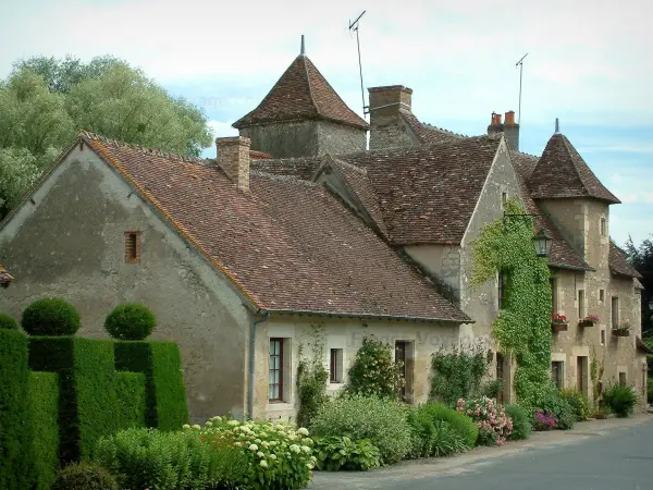 Apremont-sur-Allier - Maisons du village avec des plantes et des fleurs