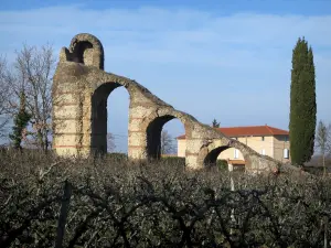 Aqueduc romain du Gier - Arches (vestiges) de l'aqueduc, à Chaponost