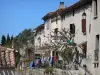 Aragon - Häuserfassaden des Dorfes