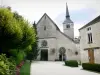 Arc-en-Barrois - Il campanile e la facciata della chiesa di San Martino