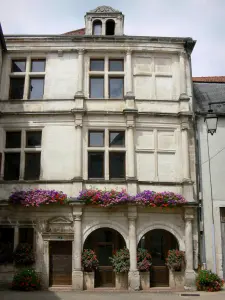 Arc-en-Barrois - Fachada renacentista de la casa decorada con flores