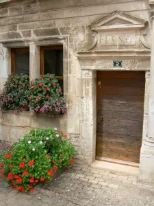 Arc-en-Barrois - Renaissance deur van het huis en florale decoratie (bloemen)