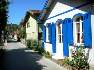 Arcachon bay - Flower-bedecked facades of the oyster village of L'Herbe, in the town of Lège-Cap-Ferret 