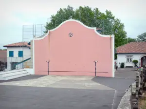 Arcangues - Pelota fronton en huizen van het dorp in het Baskenland