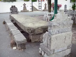 Arcangues - Grote stenen tafel op het dorpsplein