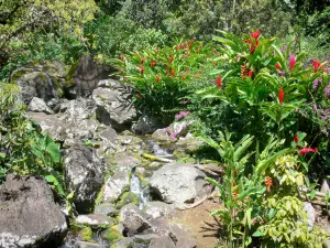 Archäologischer Park der gravierten Felsen - Vulkanische Gestein Ansammlung, Fluss und üppiger Pflanzenwuchs des Parks